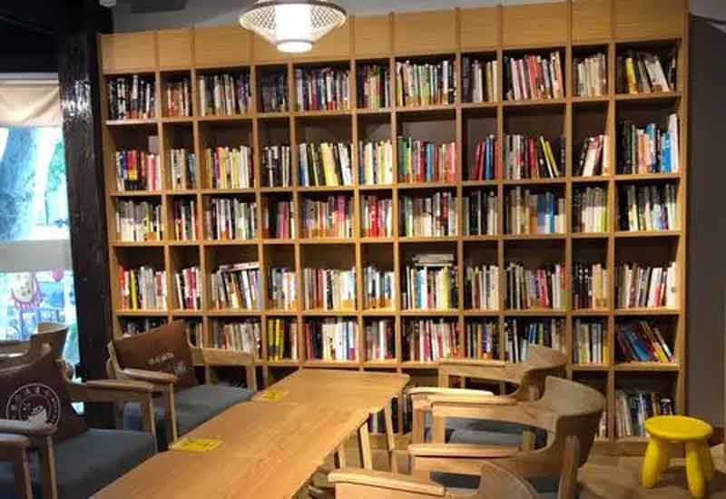 　　在快節(jié)奏的現(xiàn)代生活中，書店不僅是售賣書籍的場所，更是人們心靈棲息的港灣。對于鄭州的書店而言，如何通過裝修設(shè)計營造濃郁的書香氛圍，打造舒適宜人的閱讀區(qū)，成為吸引讀者、提升競爭力的關(guān)鍵。接下來，就從多個維度為你解析鄭州書店營造書香氛圍與舒適閱讀區(qū)的設(shè)計方案。  　　1、整體布局規(guī)劃：打造流暢閱讀動線  　　合理的整體布局是營造良好閱讀體驗的基礎(chǔ)。鄭州書店在設(shè)計時，可采用開放式與半開放式相結(jié)合的布局。將暢銷書、熱門書籍放置在入口顯眼位置，吸引讀者目光;按照文學(xué)、社科、兒童等不同類別劃分書籍陳列區(qū)域，每個區(qū)域設(shè)置清晰的指示牌。同時，在各個區(qū)域間留出寬敞的通道，避免擁擠雜亂，形成流暢的閱讀動線。此外，可設(shè)置獨立的文創(chuàng)產(chǎn)品區(qū)、咖啡休閑區(qū)，與書籍陳列區(qū)相互呼應(yīng)，既豐富書店業(yè)態(tài)，又能引導(dǎo)讀者自然穿梭于不同空間，延長停留時間。  　　2、色彩與燈光設(shè)計：烘托靜謐書香氛圍  　　色彩和燈光對書店氛圍的營造起著至關(guān)重要的作用。在色彩選擇上，應(yīng)以沉穩(wěn)、寧靜的色調(diào)為主，墻面可選用米白色、淺灰色等淡雅色彩，搭配木質(zhì)書架的暖棕色，營造出溫馨而不失莊重的氛圍。燈光設(shè)計則需兼顧功能性與氛圍營造，采用柔和的暖光作為基礎(chǔ)照明，均勻照亮整個書店空間;在書架區(qū)域設(shè)置局部射燈，突出書籍陳列，方便讀者查找;閱讀區(qū)的燈光要更加柔和，可使用臺燈、落地?zé)舻?，避免?qiáng)光直射，為讀者打造靜謐舒適的閱讀環(huán)境，讓讀者沉浸在書香之中。  　　3、閱讀區(qū)細(xì)節(jié)設(shè)計：提升舒適閱讀體驗  　　舒適的閱讀區(qū)是書店留住讀者的核心。閱讀區(qū)的座椅選擇至關(guān)重要，應(yīng)采用符合人體工程學(xué)的沙發(fā)、靠椅，搭配柔軟的坐墊和靠枕，確保讀者長時間閱讀不易產(chǎn)生疲勞感。閱讀桌椅的高度要合理搭配，桌面寬敞，方便讀者放置書籍和飲品。同時，在閱讀區(qū)設(shè)置充足的電源插座和 USB 接口，滿足讀者電子設(shè)備充電需求。此外，閱讀區(qū)的隔音設(shè)計也不容忽視，可采用吸音材料裝飾墻面和天花板，減少外界噪音干擾，為讀者提供安靜的閱讀空間。  　　4、文化元素融入：強(qiáng)化書店獨特氣質(zhì)  　　融入豐富的文化元素能讓書店更具辨識度和吸引力。鄭州有著深厚的歷史文化底蘊(yùn)，書店可將本地文化特色融入裝修設(shè)計中。例如，在墻面裝飾上展示鄭州的歷史建筑、文化名人等圖片或繪畫;設(shè)置本土文化書籍專區(qū)，陳列與鄭州相關(guān)的歷史、民俗、藝術(shù)等書籍;還可定期舉辦與鄭州文化相關(guān)的講座、讀書分享會等活動，讓書店成為傳播本土文化的平臺。此外，通過擺放藝術(shù)擺件、懸掛書法作品等方式，提升書店的文化品味，強(qiáng)化其獨特氣質(zhì)，讓讀者在閱讀之余，也能感受到文化的熏陶。  　　鄭州書店通過科學(xué)的整體布局規(guī)劃、巧妙的色彩燈光設(shè)計、貼心的閱讀區(qū)細(xì)節(jié)處理以及豐富的文化元素融入，能夠成功營造出濃厚的書香氛圍與舒適的閱讀區(qū)。這樣的設(shè)計不僅能滿足讀者對高品質(zhì)閱讀環(huán)境的需求，還能讓書店成為城市文化的重要載體，吸引更多讀者走進(jìn)書店，享受閱讀的樂趣，為鄭州的文化建設(shè)與發(fā)展貢獻(xiàn)力量。