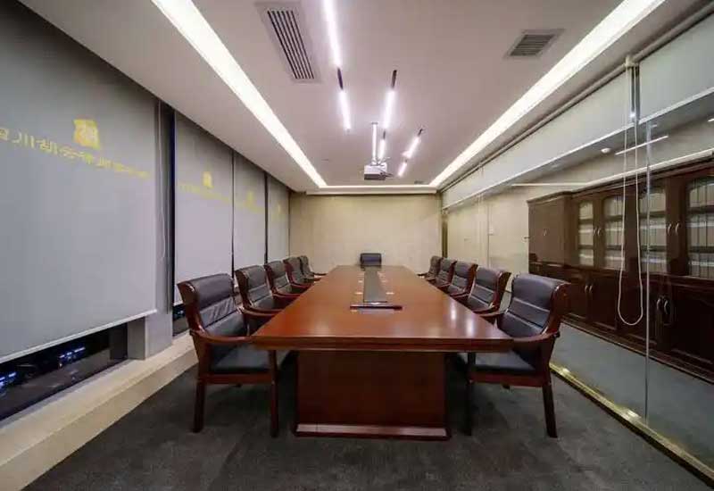 鄭州律師事務(wù)所裝修如何營(yíng)造專業(yè)感？胡桃木+黃銅 